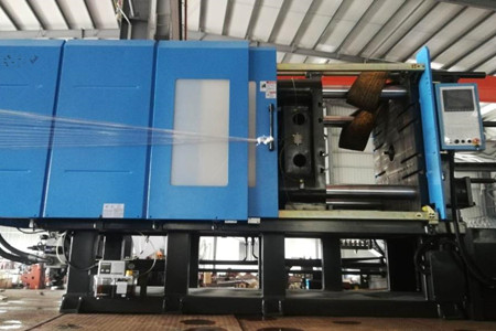 果筐注塑機(jī)廠家如何保證設(shè)備性能的一致性和穩(wěn)定性？